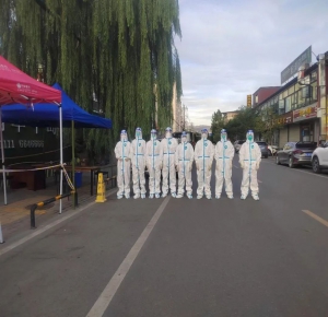  8 月 8 日至今，西藏康城腫瘤醫(yī)院 55 名醫(yī)護人員不分晝夜連續(xù)奮戰(zhàn)在拉薩市各處，負(fù)責(zé)市民生市民的核酸采集工作及方艙醫(yī)院的護理工作。這些醫(yī)護人員中有黨員、積極分子，有團員青年，有漢族也藏族，他們不辭辛勞，堅持抗擊疫情在一線，“疫情不散，我們就在”。這是白衣戰(zhàn)士使命“力量”的召喚，也是責(zé)任與擔(dān)當(dāng)“精神”的彰顯。